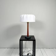 Lampe de table en teck et coton de style milieu du siècle par Einar Bäckström, Suède, 1950s