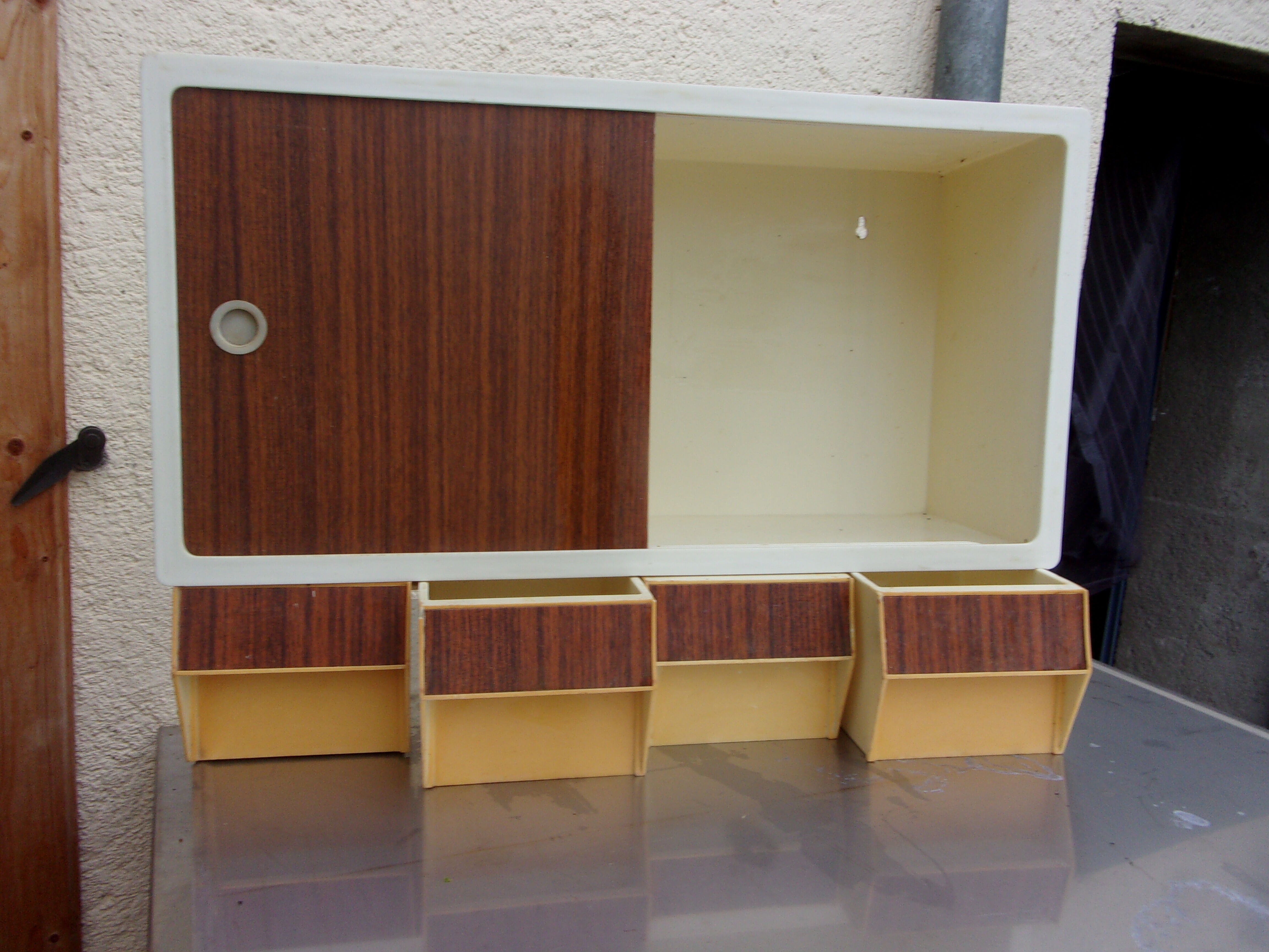 1970 plastic medicine cabinet 3 tones flair style
