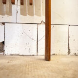 Portemanteau en noyer avec des détails en métal Production italienne des années 1950