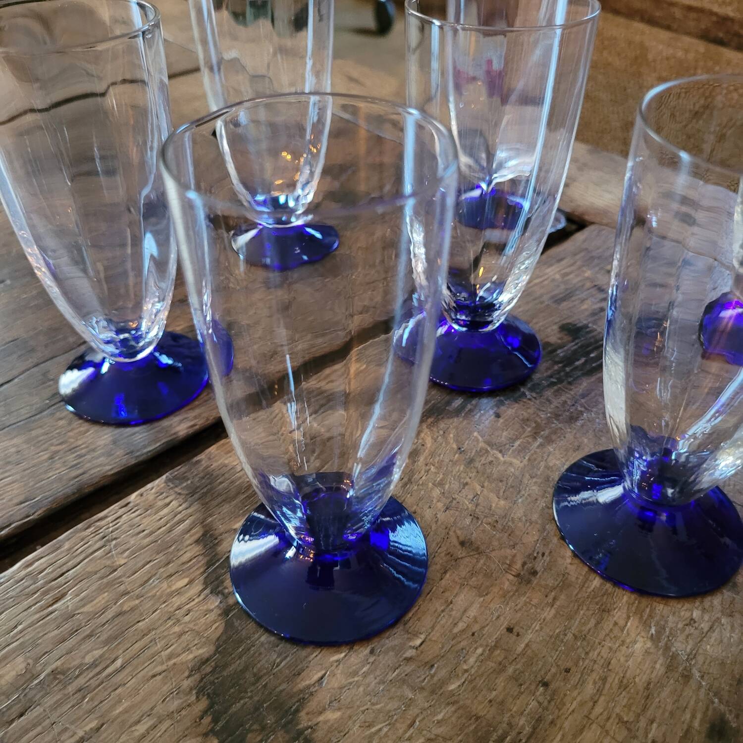 7 flûtes à champagne facettées – pied bleu cobalt – années 70