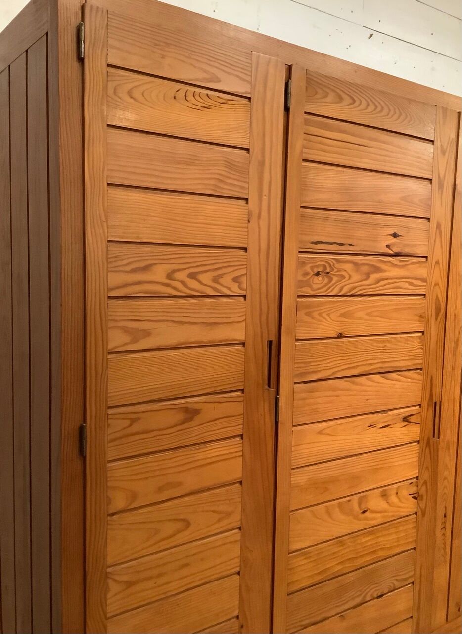 "Weekend" wardrobe in pine of the Landes by Pierre Gautier Delaye for Vergnères, France 1956