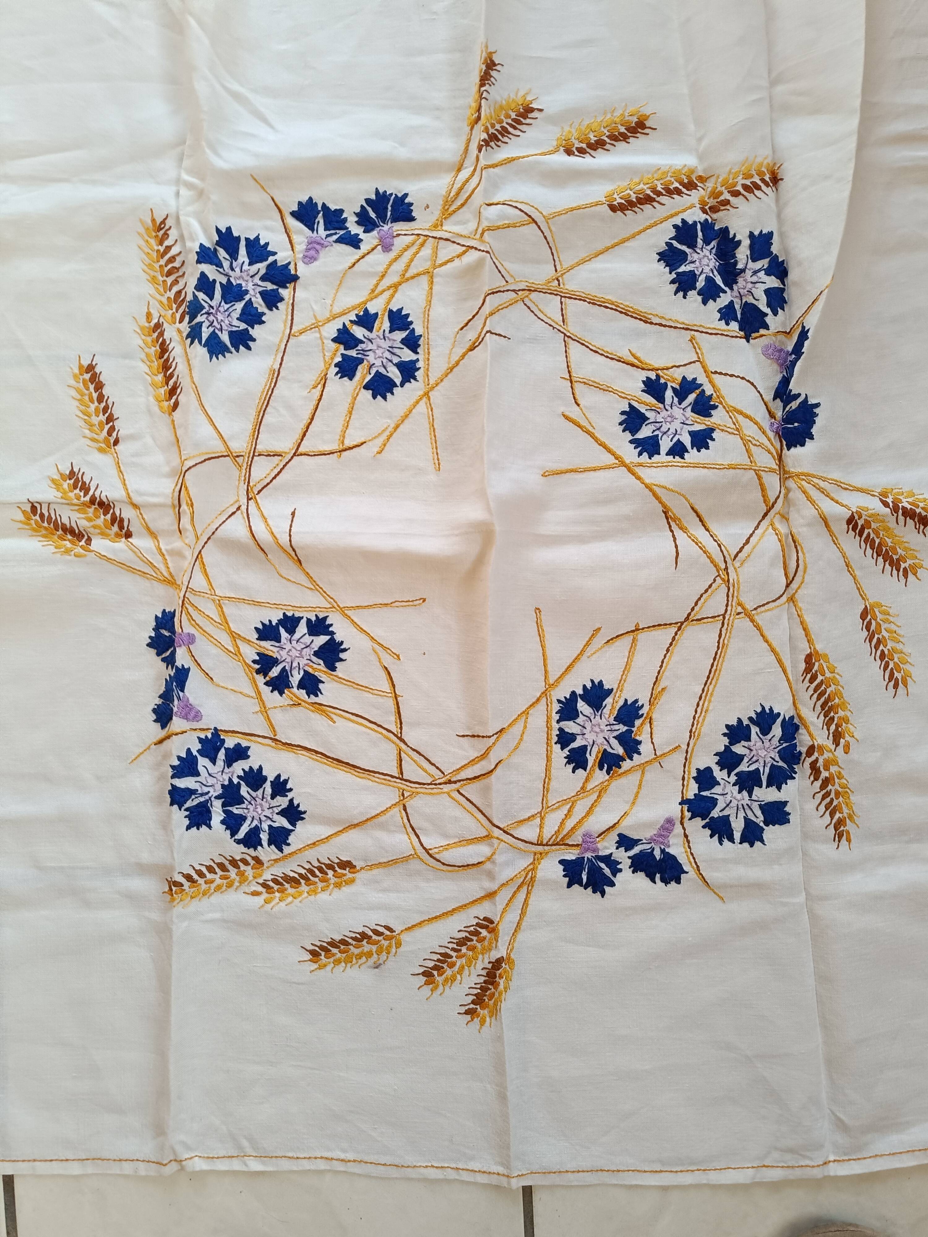 Nappe carrée. Couronne centrale brodée main ; les bleuts.