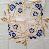 Nappe carrée. Couronne centrale brodée main ; les bleuts.