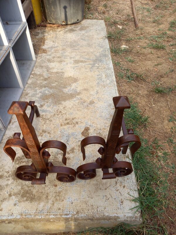 Paire de chenets anciens en fer forgé