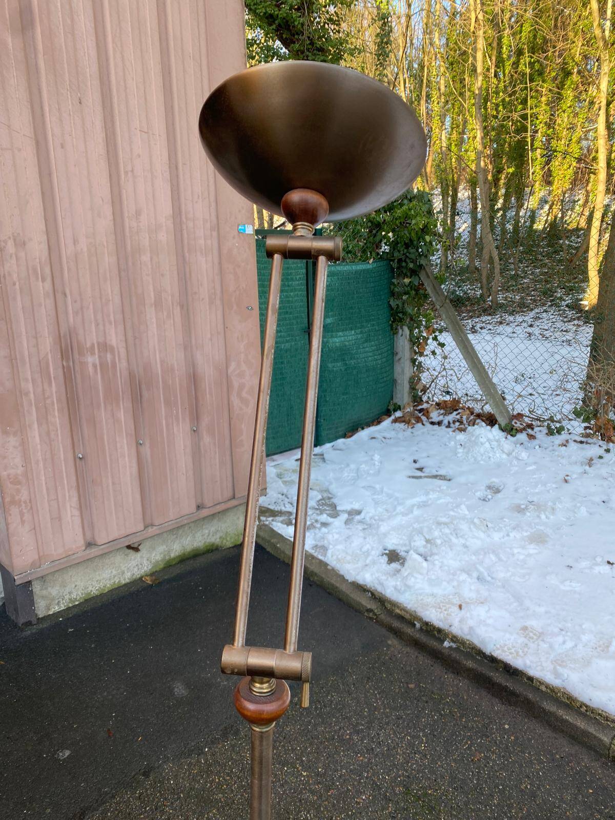 Vintage articulated floor lamp in gilded bronze and solid wood 1950.