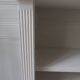 Bibliothèque réenchantée en gris perle, plateau ciré chêne clair.