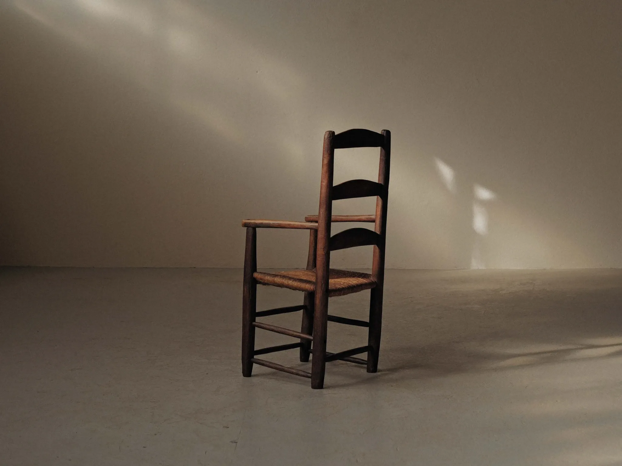 Fauteuil paysan en bois massif et paille, XIXᵉ siècle