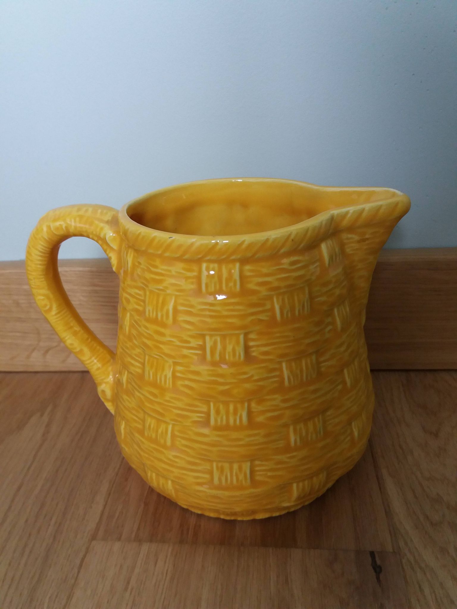 Pichet Digoin Sarreguemines barbotine décor osier