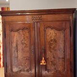 Armoire ancienne avec portes en loupe d'orme