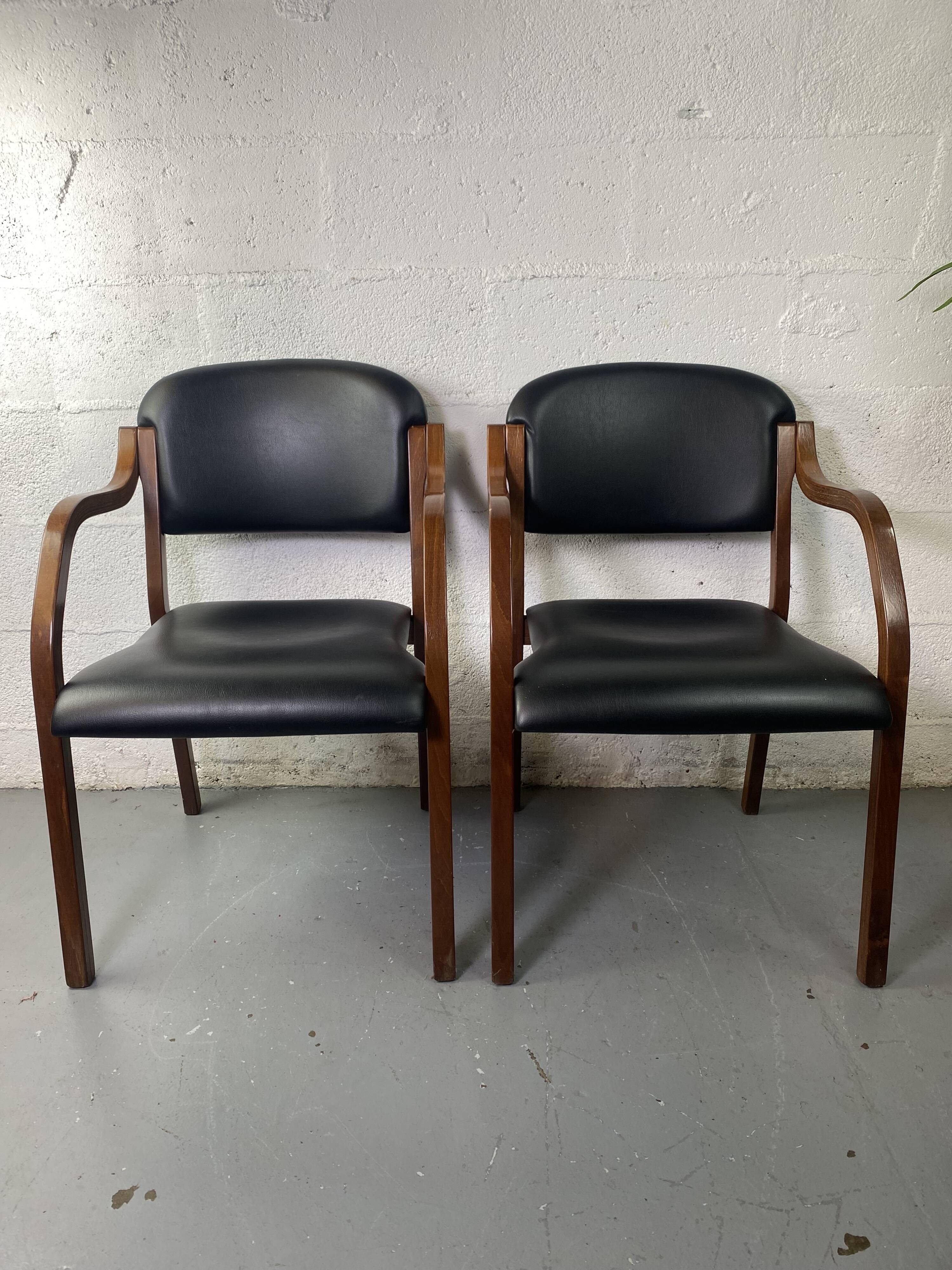 Paire de fauteuils en cuir et bois