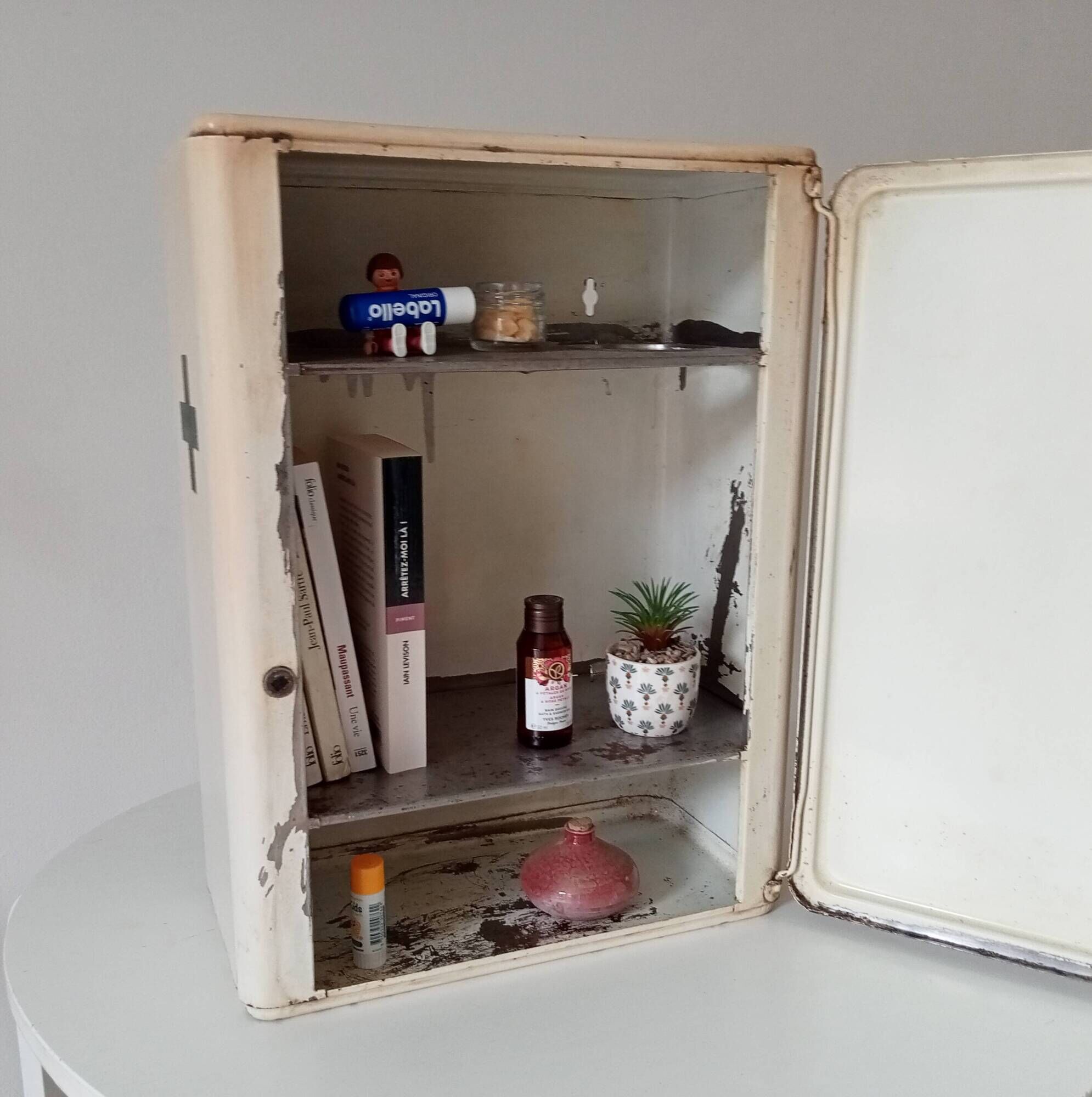 Vintage metal medicine cabinet from the 50s/60s