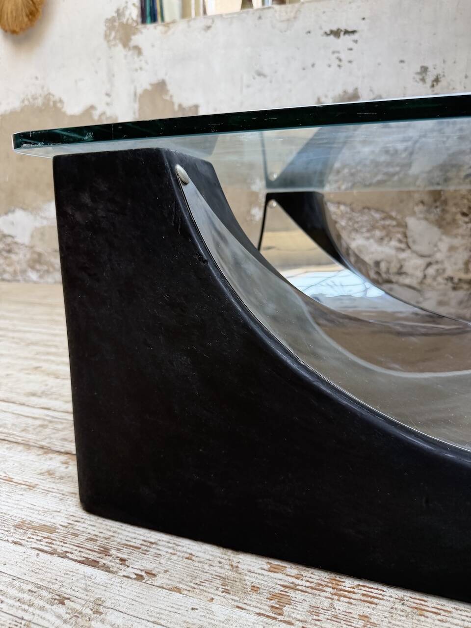 Table basse socle moulé et chrome, années 70