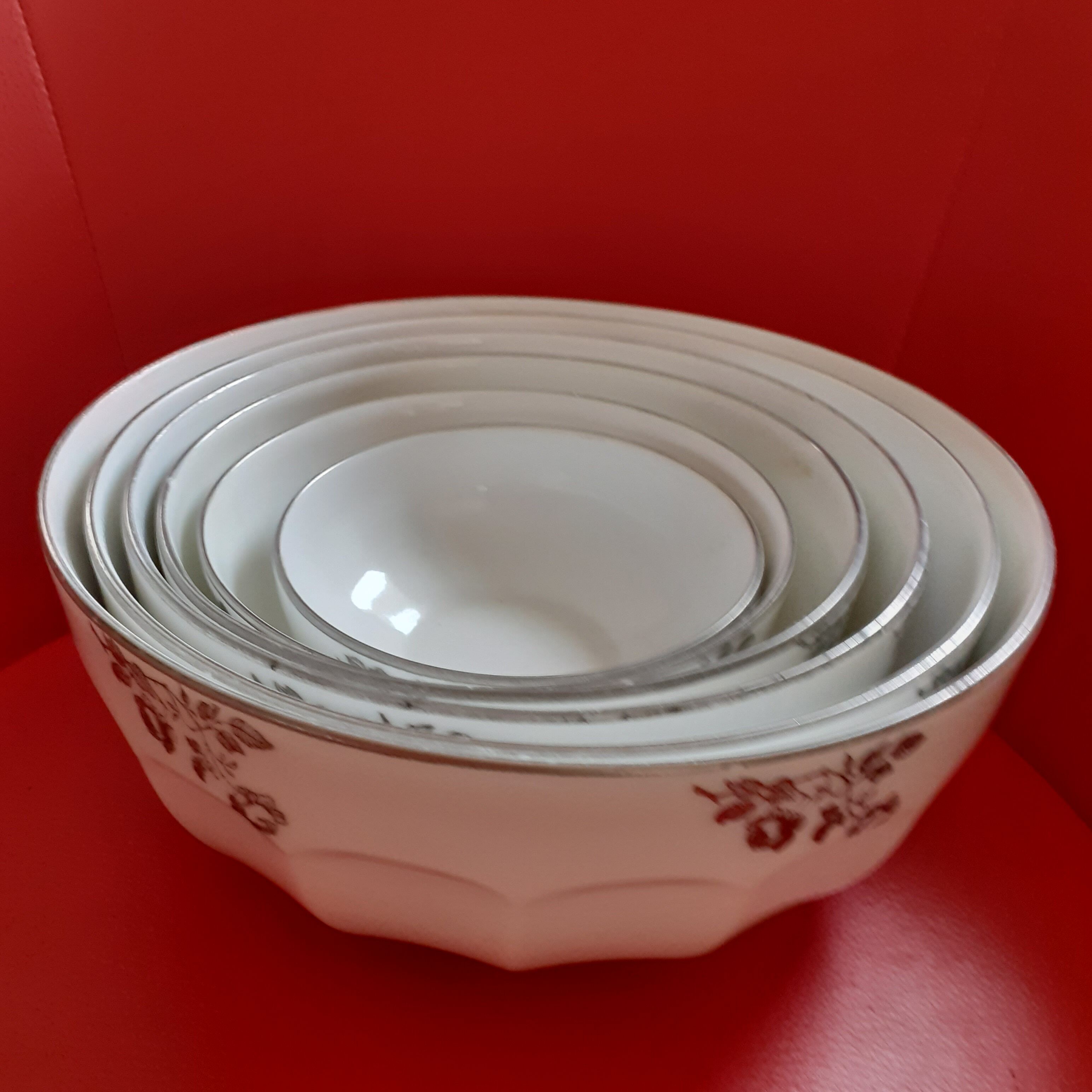 5 Old dishes; Trundles White porcelain with patterns flaurs in matt silver.
