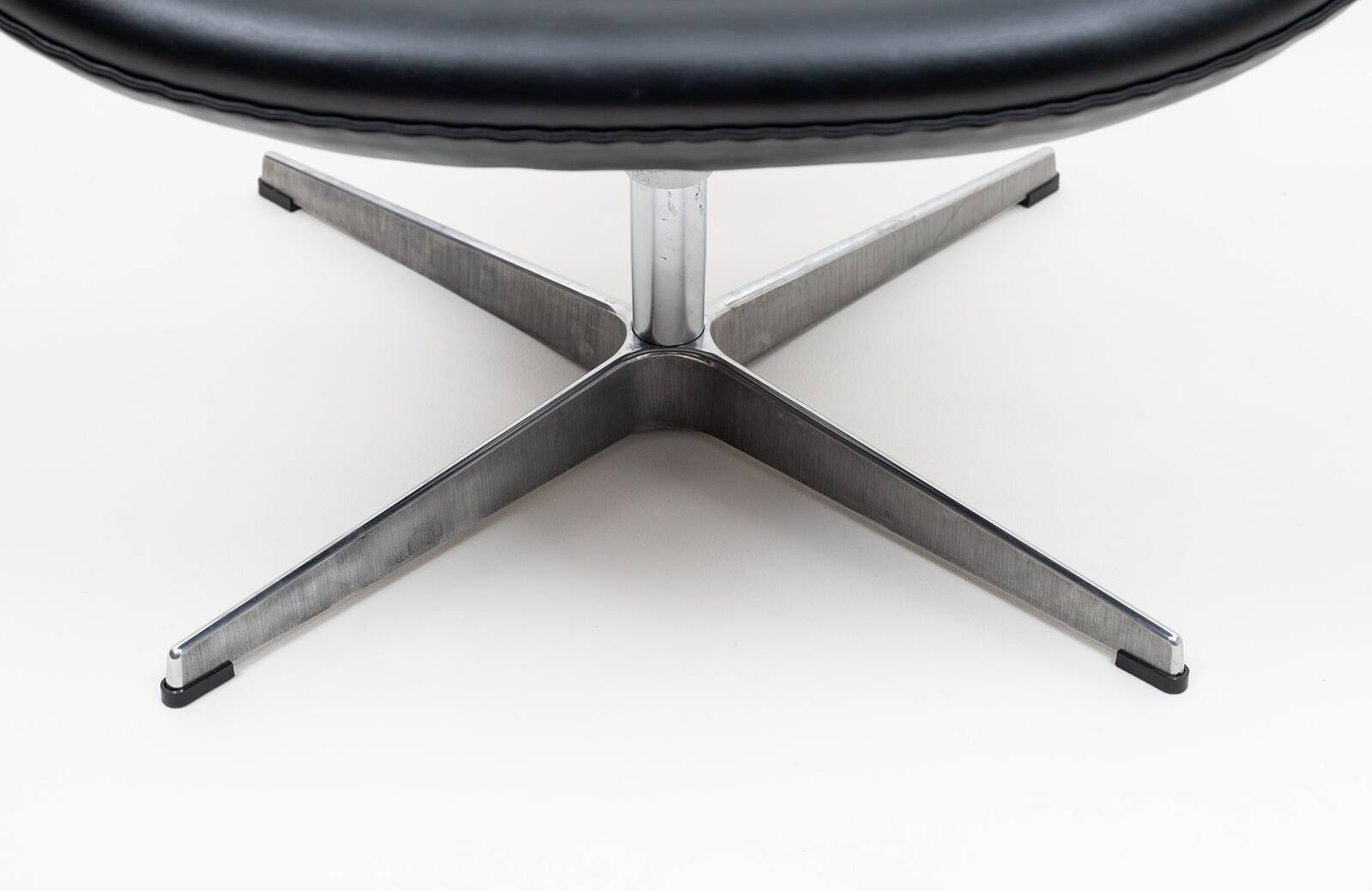 Danish Swan chair design Arne Jacobsen Fritz Hansen