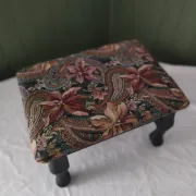 Petit ottoman repose-pied tapisserie vintage.