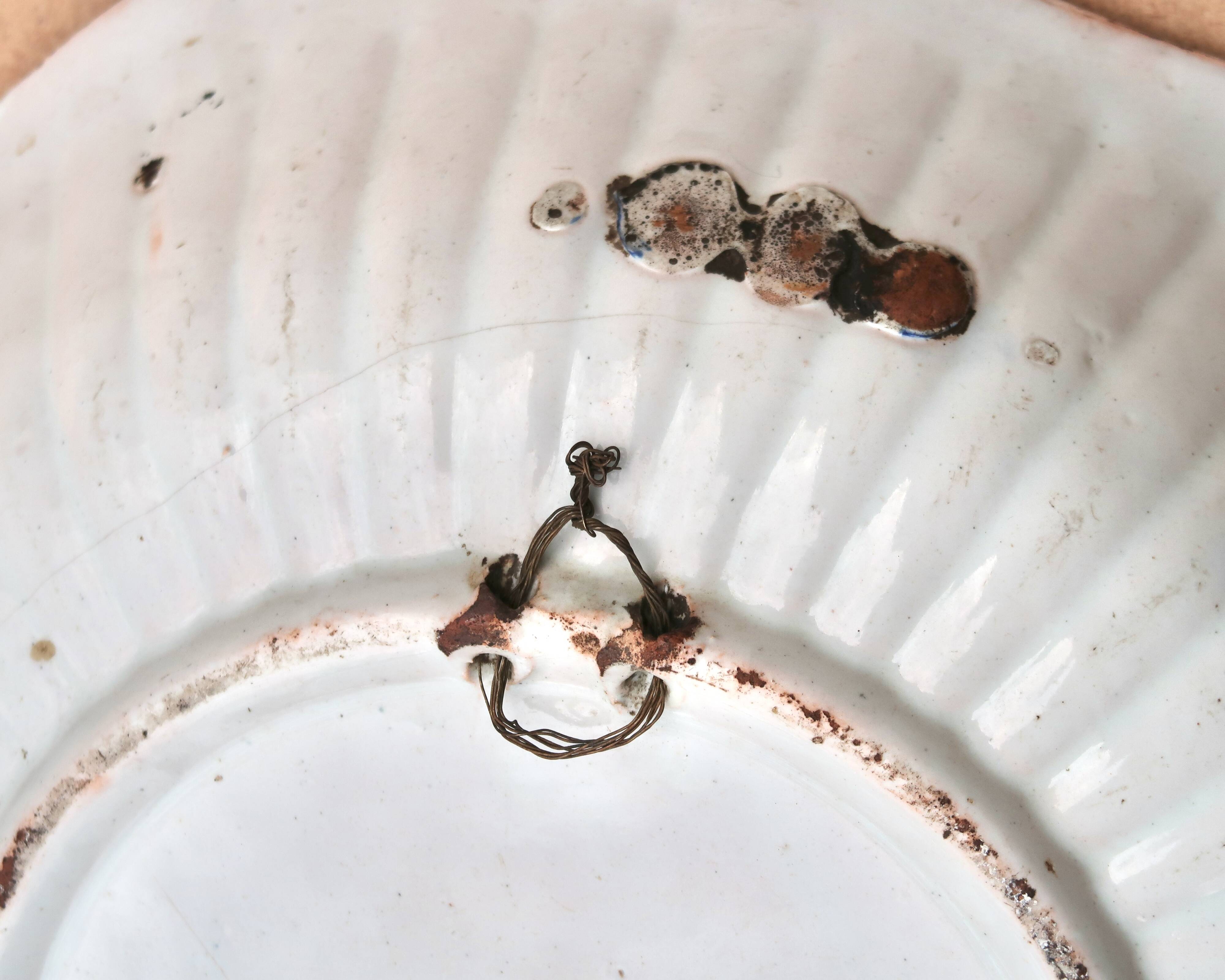 Shallow flat dish in Nevers earthenware from the 18th century.