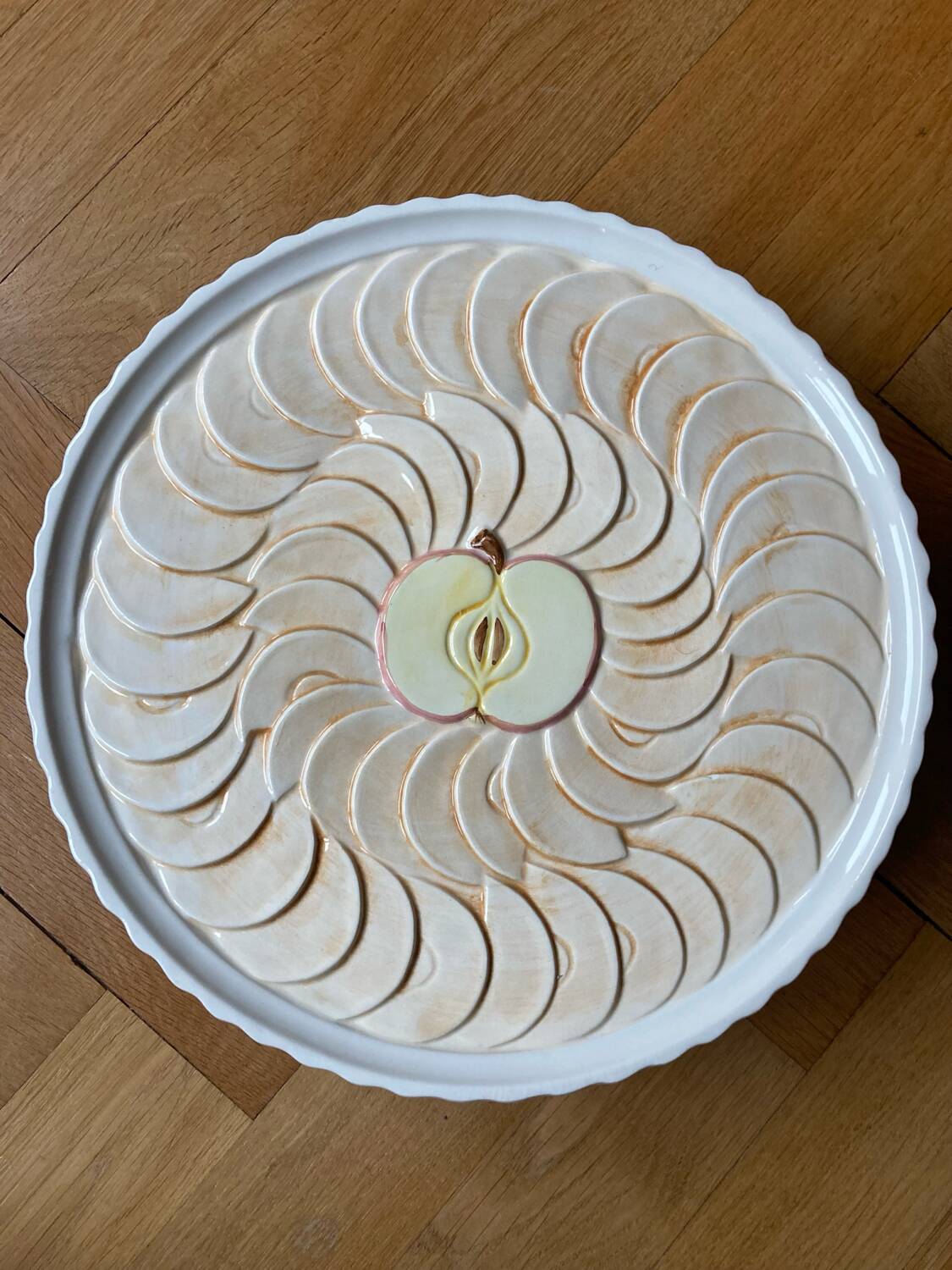 Pie dish on a stand, majolica, apple