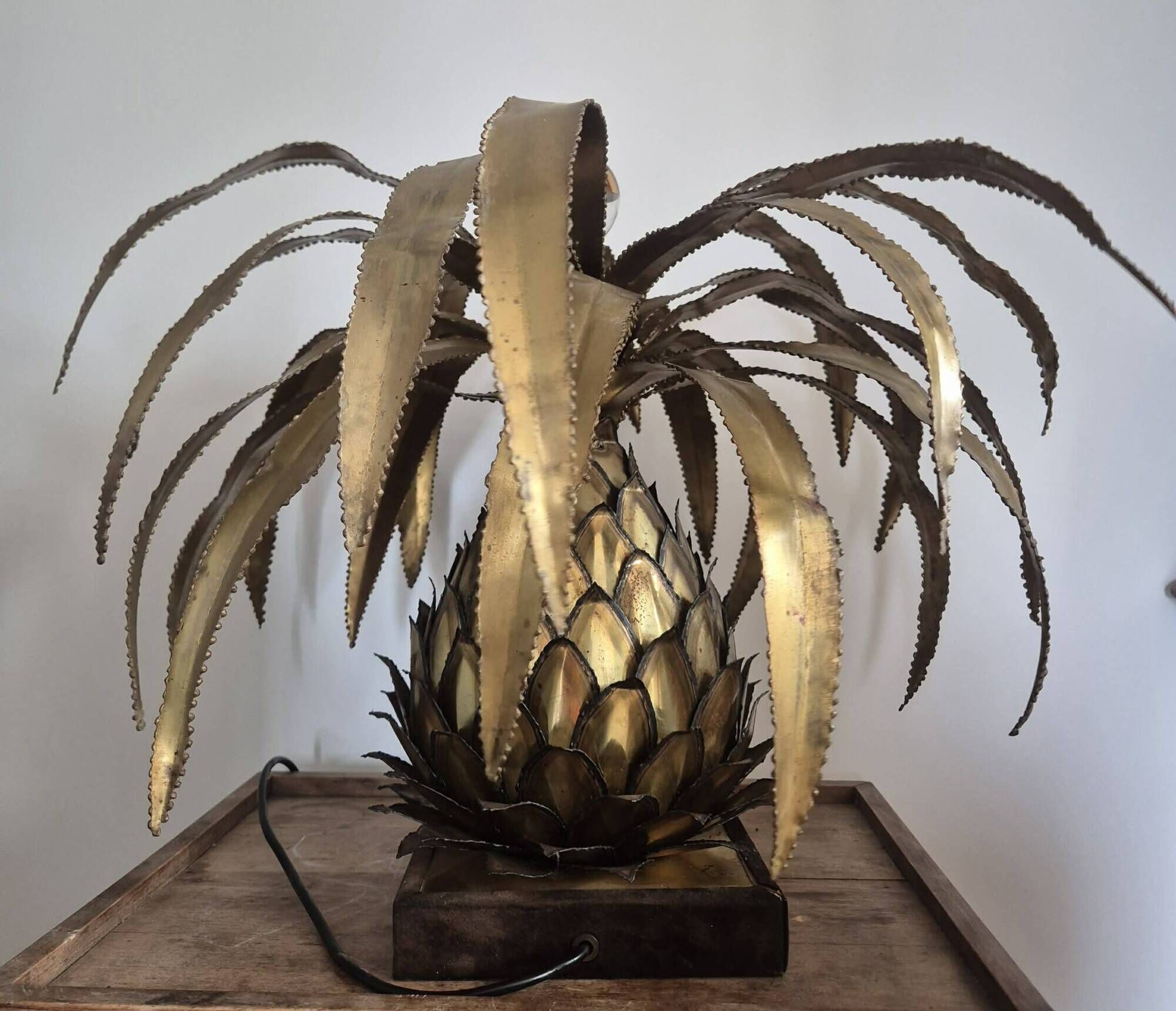 Lampe ananas vers 1970 de la maison jansen à paris.
