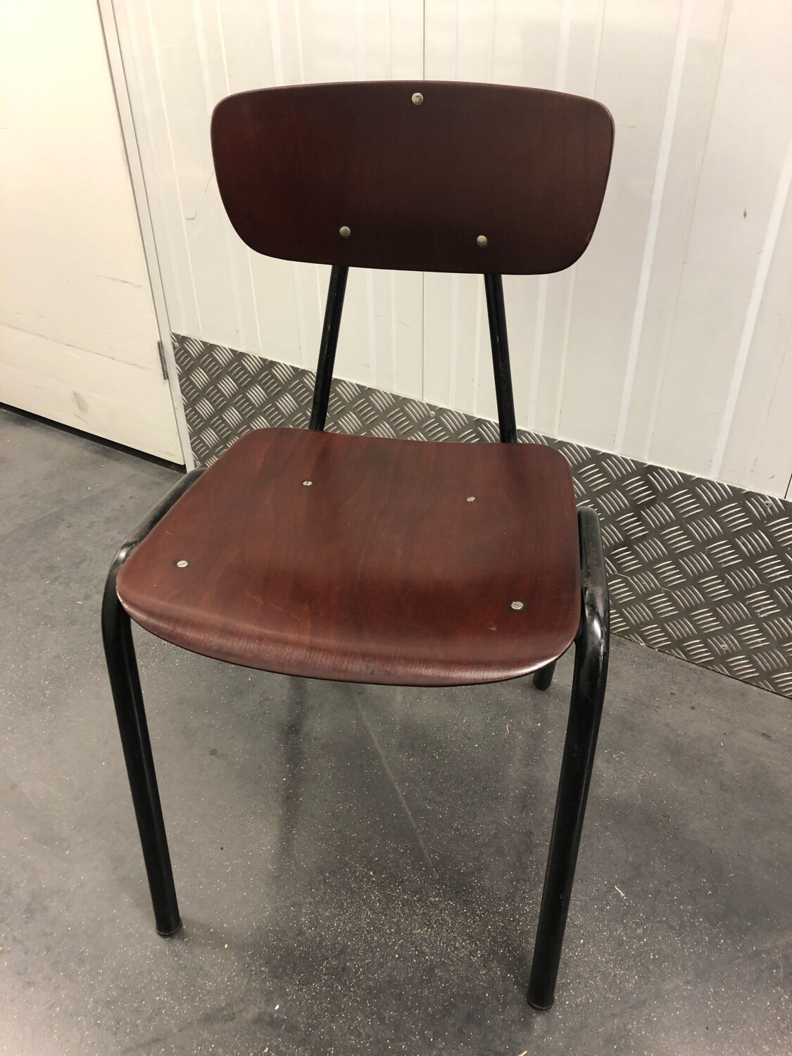 Chaise Pagholz métal laqué noir et bois vers 1950