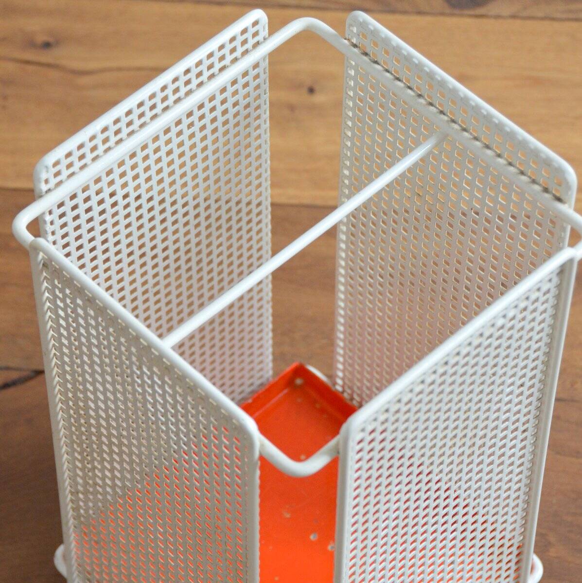 Porte-parapluies moderniste en métal perforé années 60 / 70