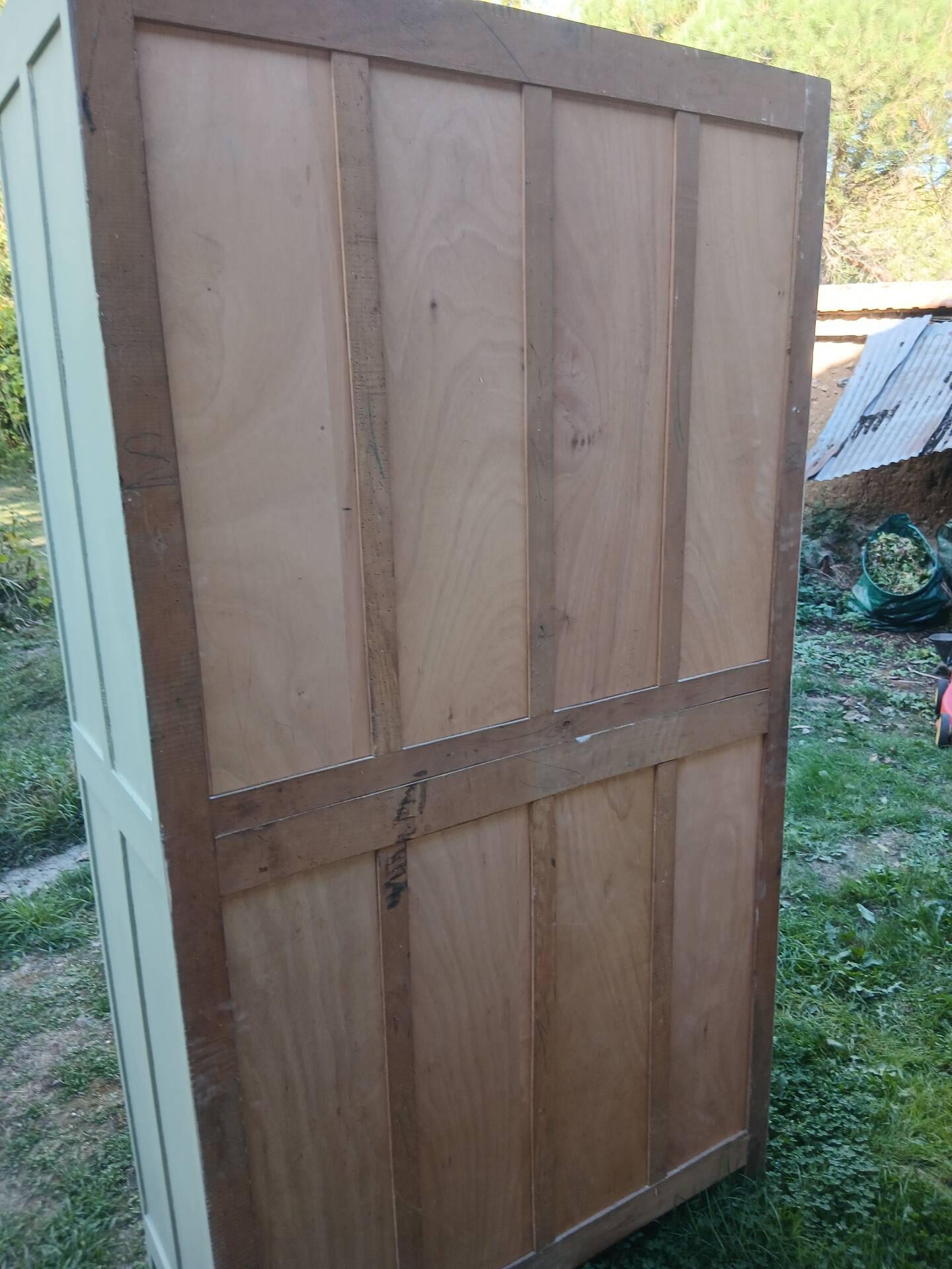 Parisian wardrobe with 2 doors and 3 shelves in Luxembourg green.