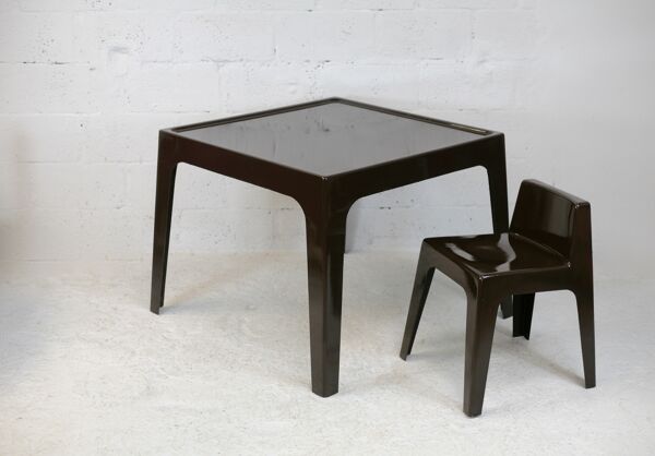 Table en fibre de verre, marron, France, circa 1970