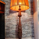 Grande lampe en bois florale sculpté 1960
