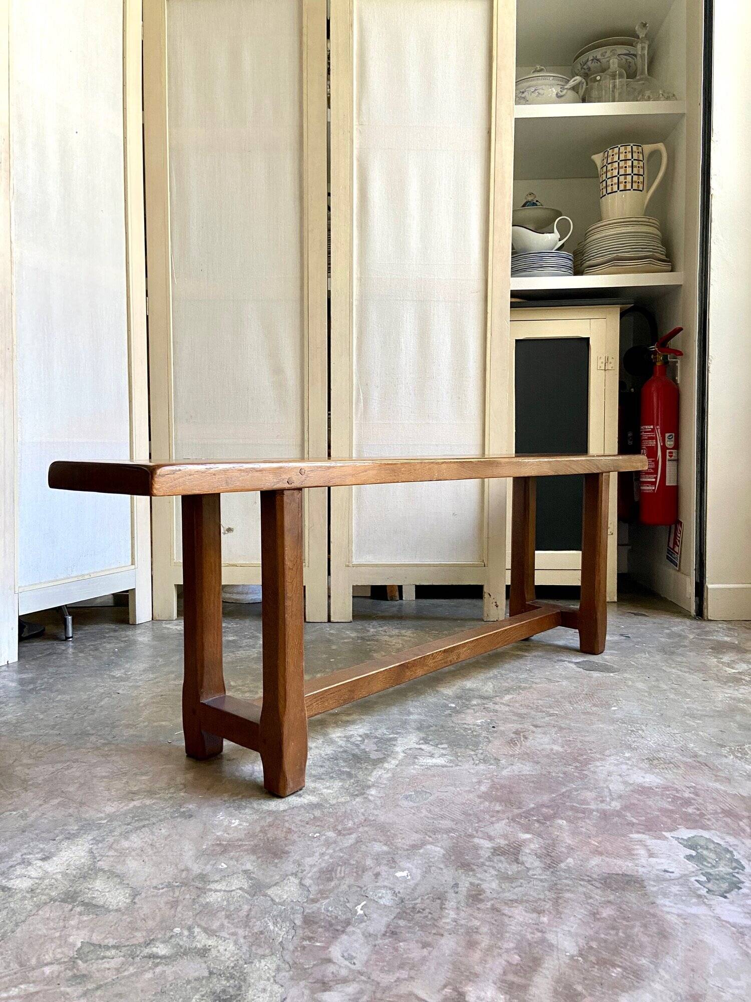 Banc en bois foncé