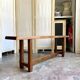 Banc en bois foncé