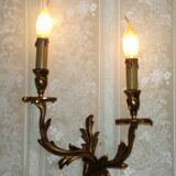 Bronze wall sconces decorated with acanthus leaves.