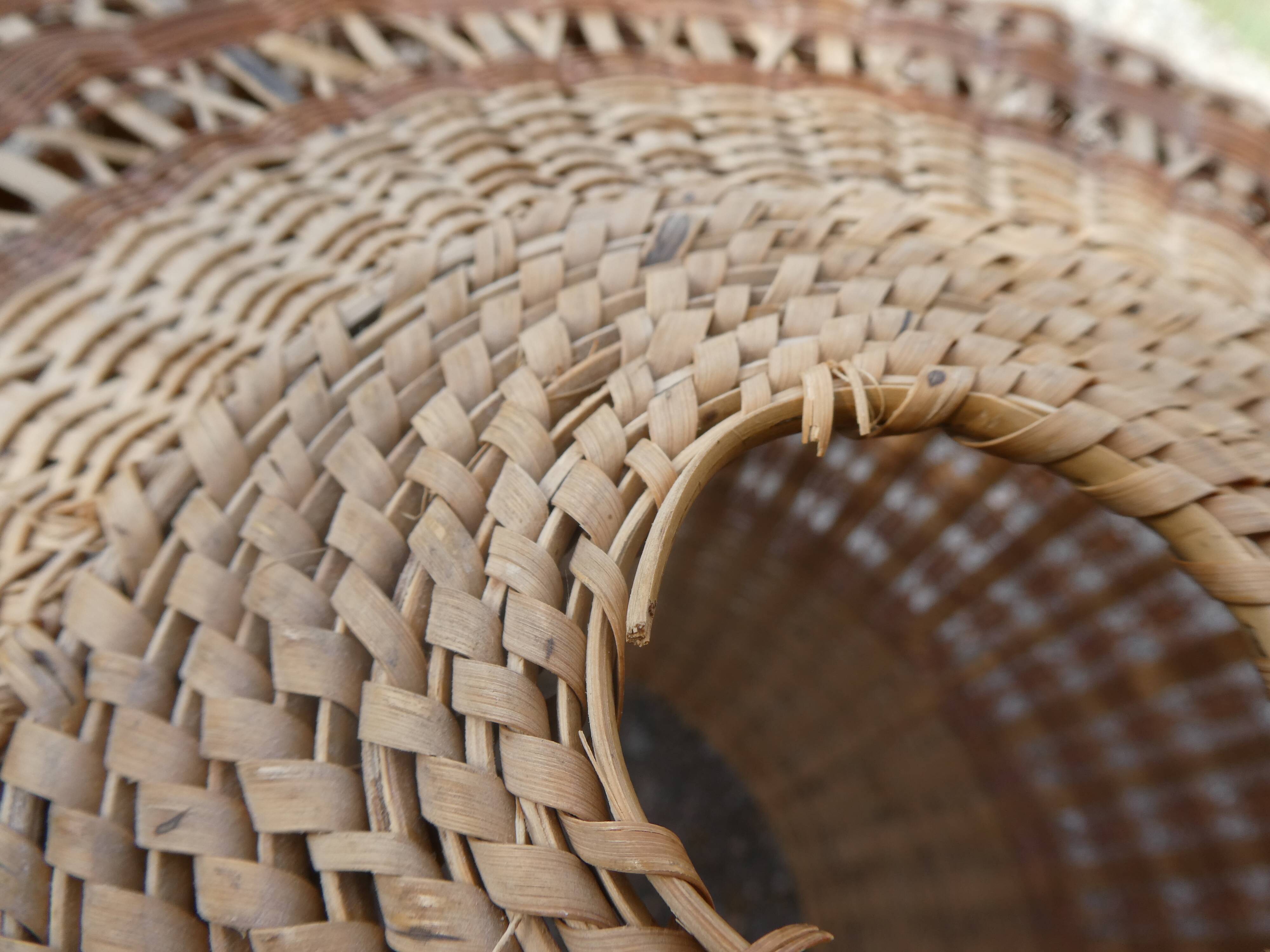 Suspension ball in rattan straw