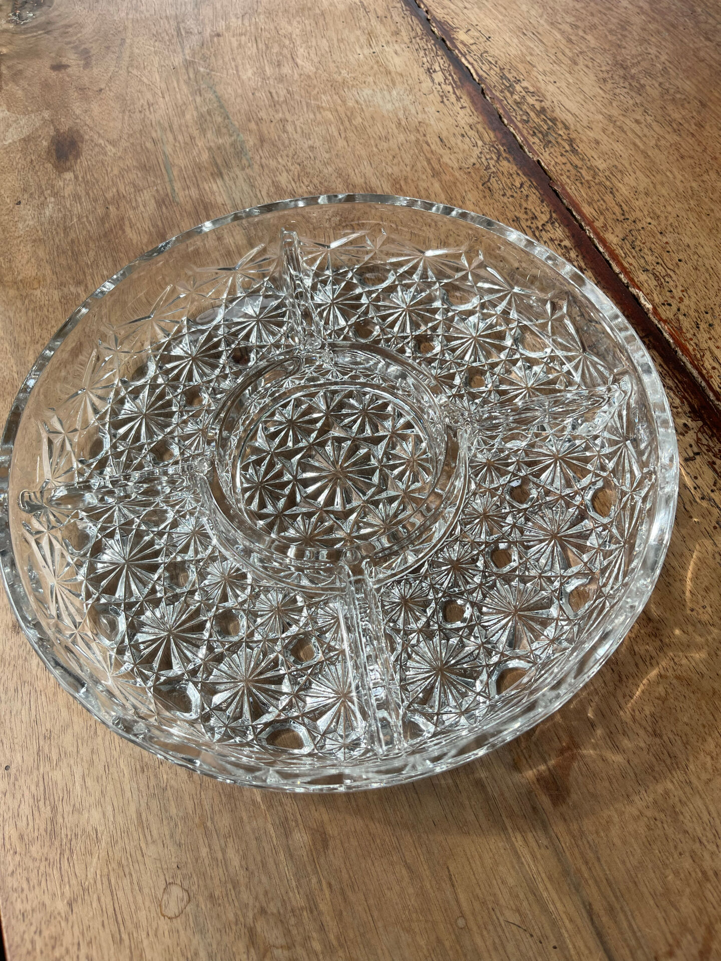 Plat en verre pressé