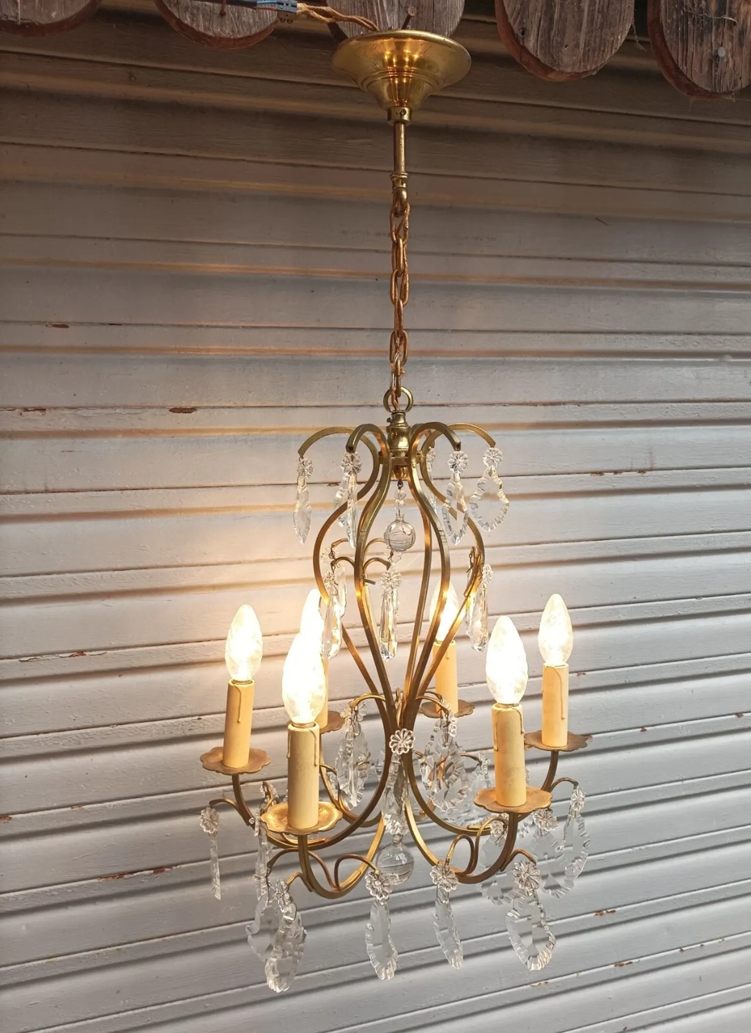 Remarkable cage chandelier with 6 lights and complete crystal pendants in working condition.