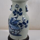 Vase maillet en porcelaine à décor bleu et blanc de phénix sur un rocher.