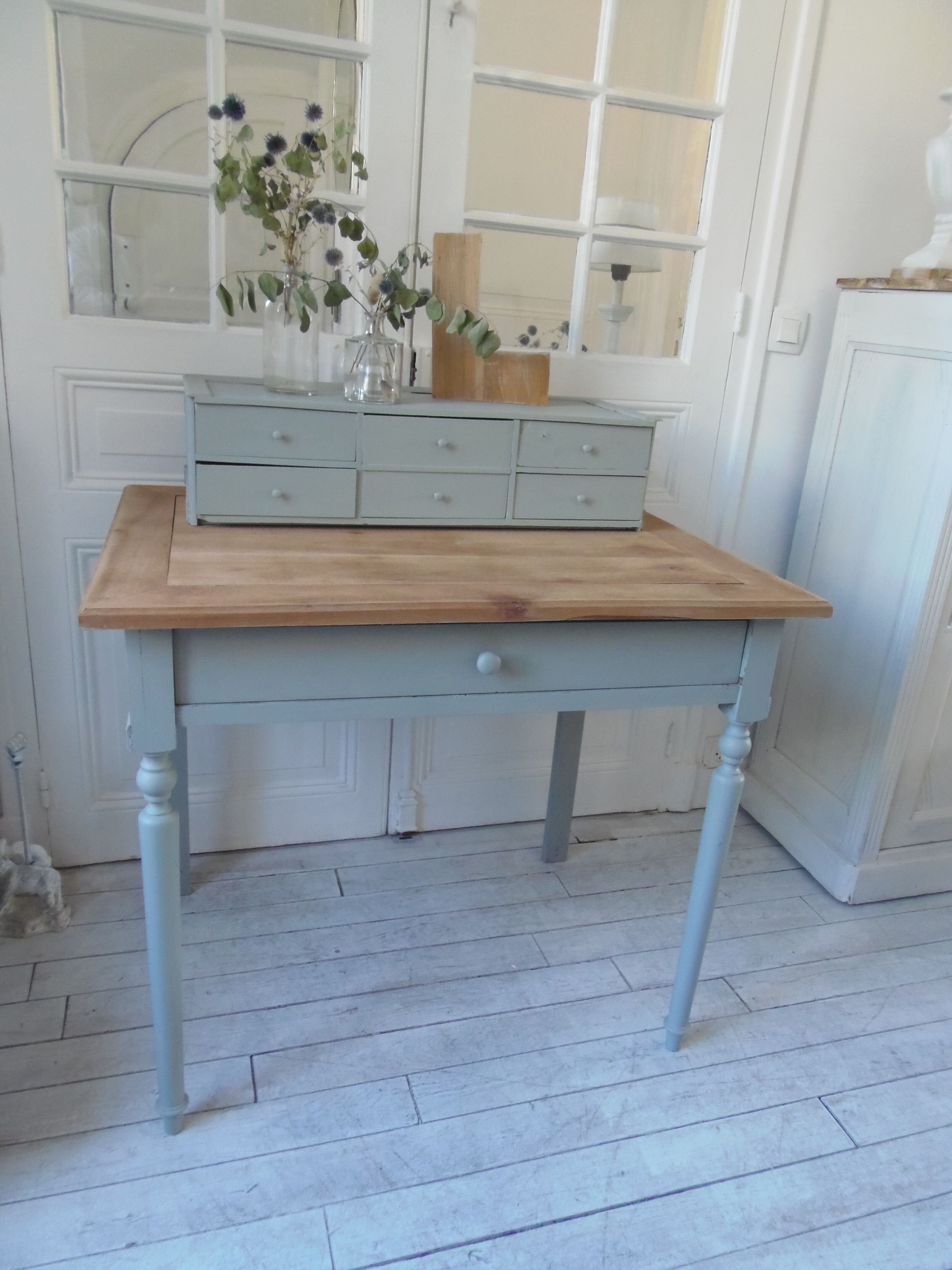 Bureau à gradin patiné vert de gris , plateau bois.