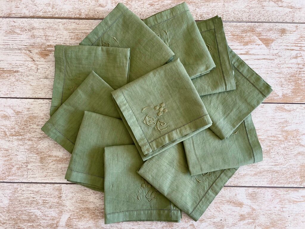Old tablecloth and its 10 monogrammed GC towels and olive green embroidered - 225x165cm - Métis