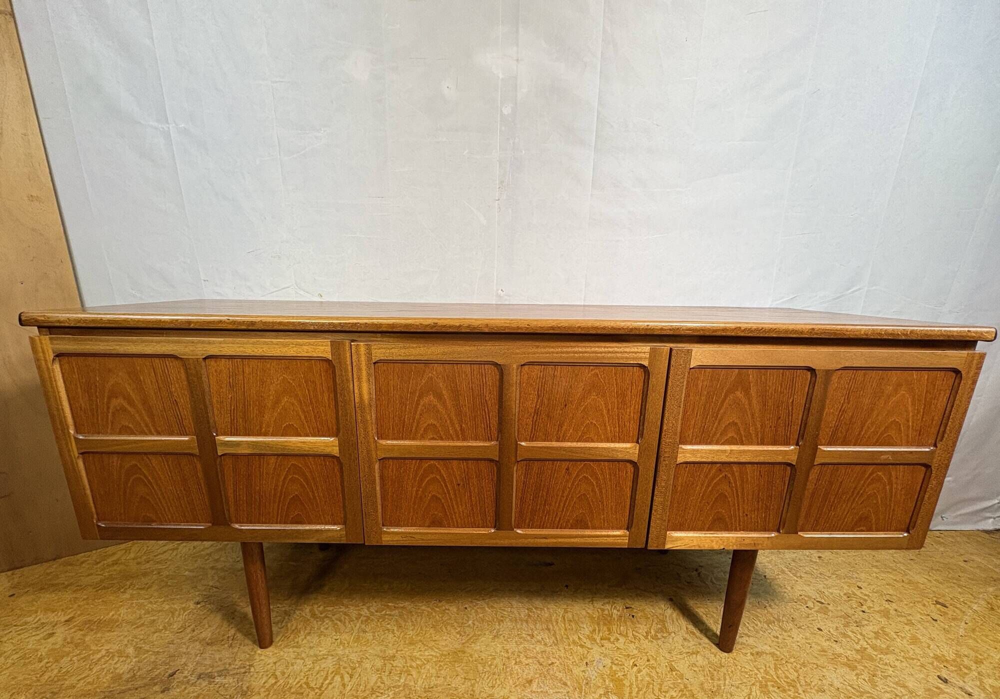 Enfilade en teck rétro des années 60 par Nathan. Un classique et très
