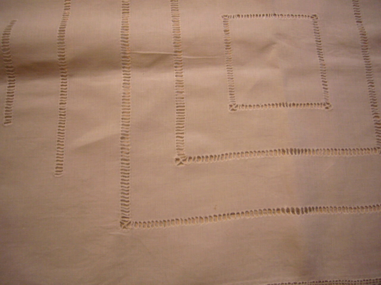 The linen thread and old lace tablecloth