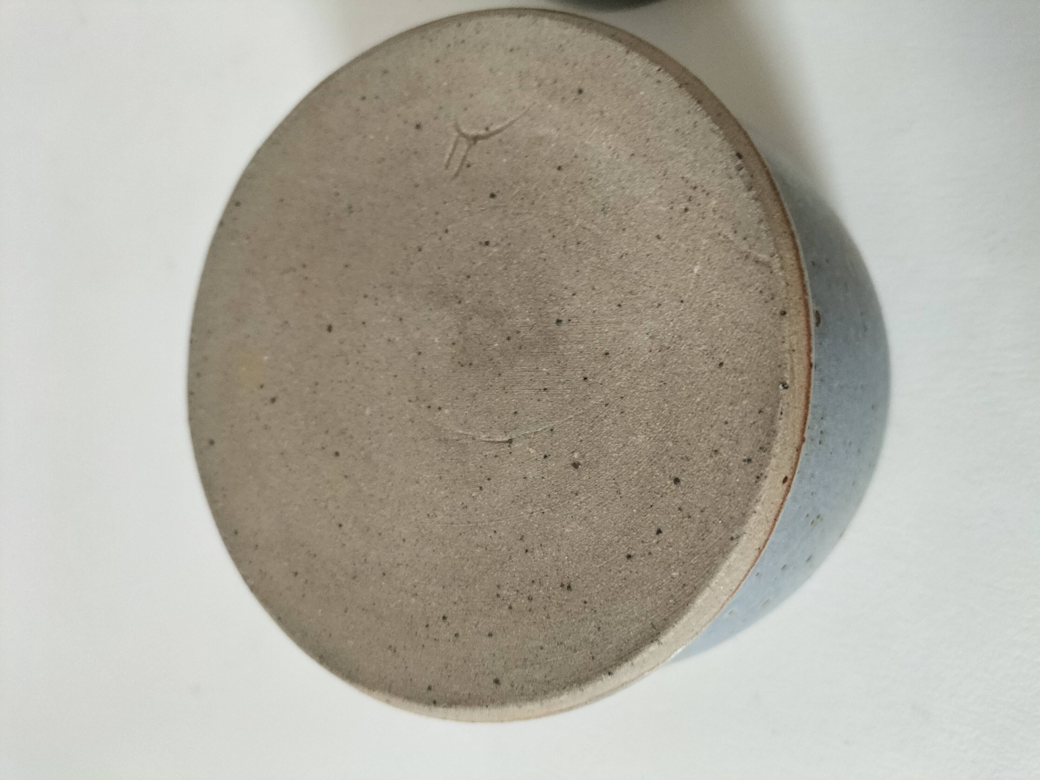 Beurrier à eau en grès artisanal bleu-gris moucheté