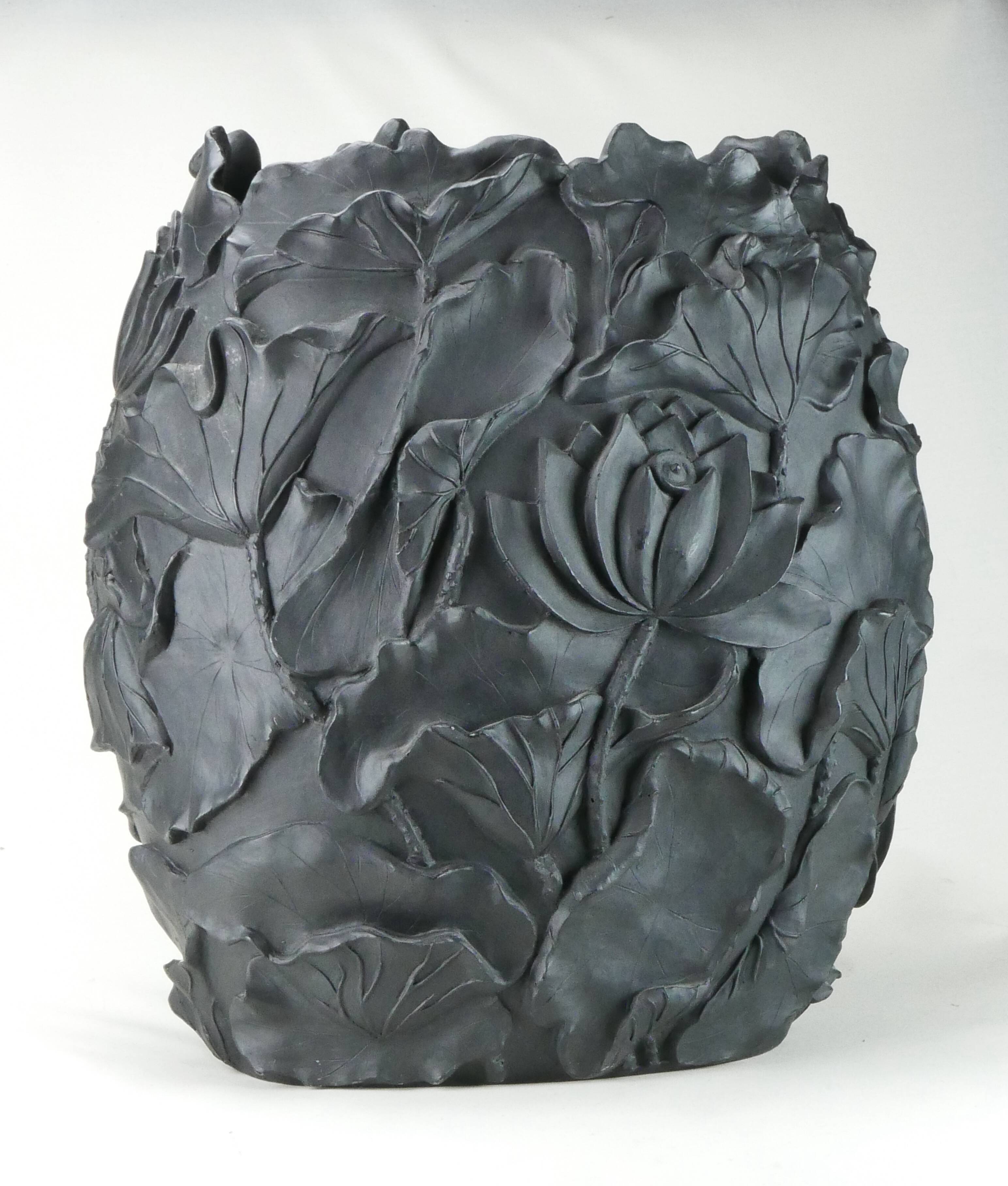 Black resin vase Lotus publisher VGnewtrend