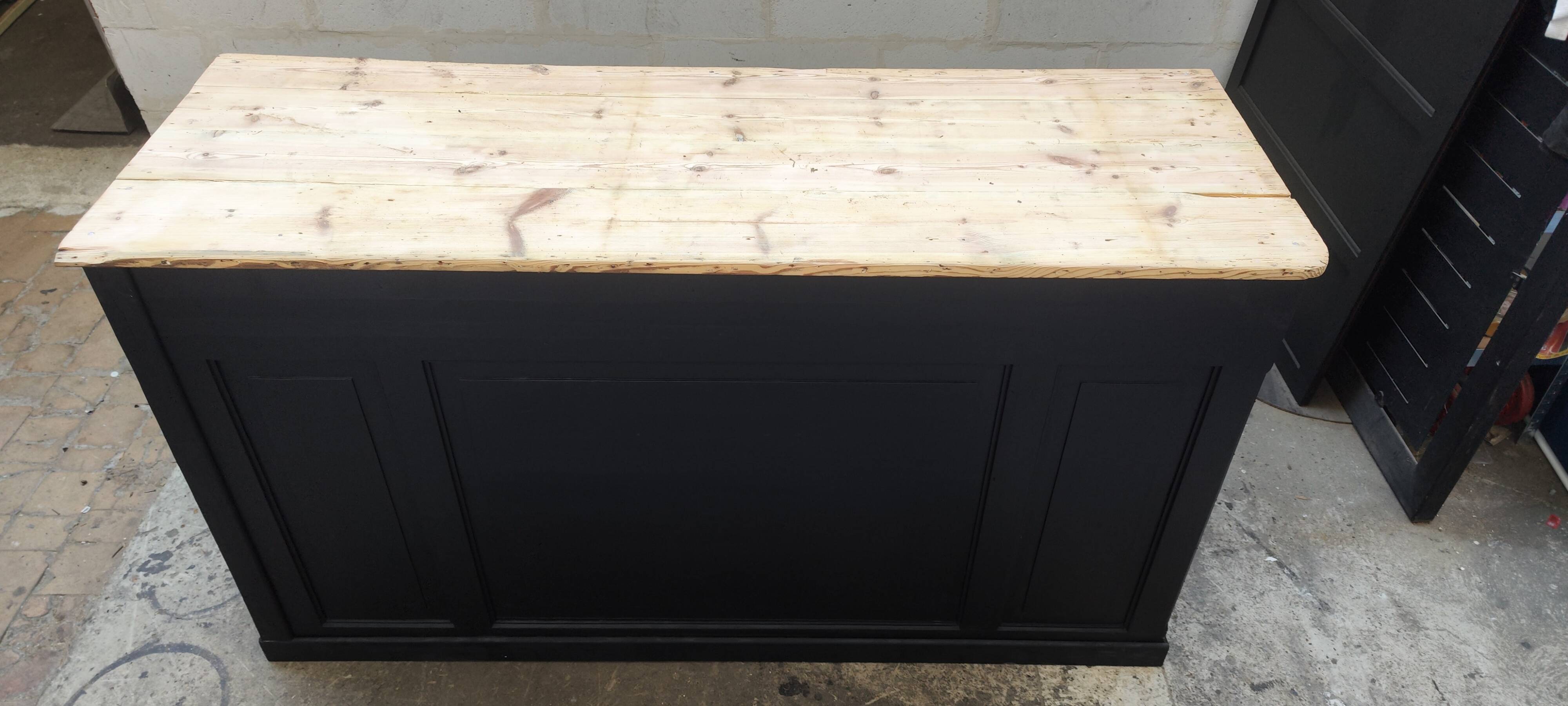 Ancien comptoir à tiroir patine noire