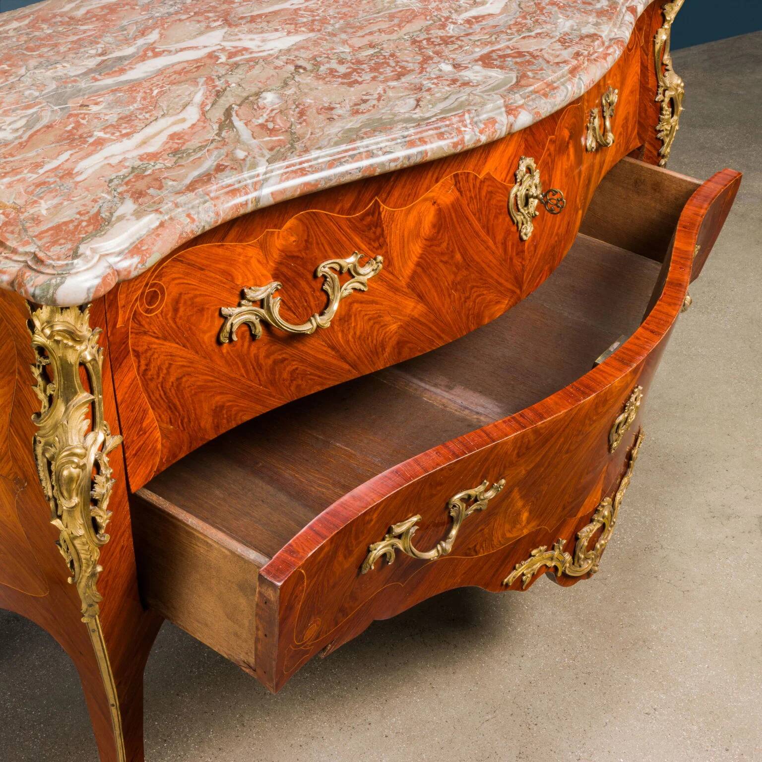 Commode ancienne Louis XV en placage de bois de rose, XVIIIe siècle