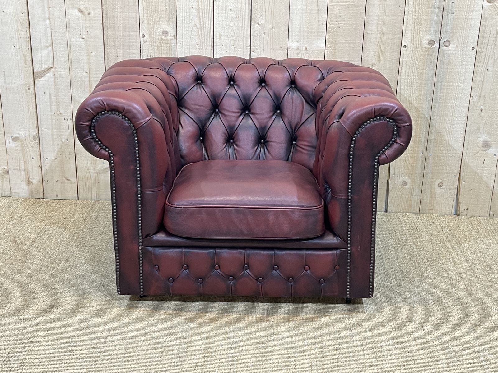 Chesterfield armchair in red leather from the 1980s