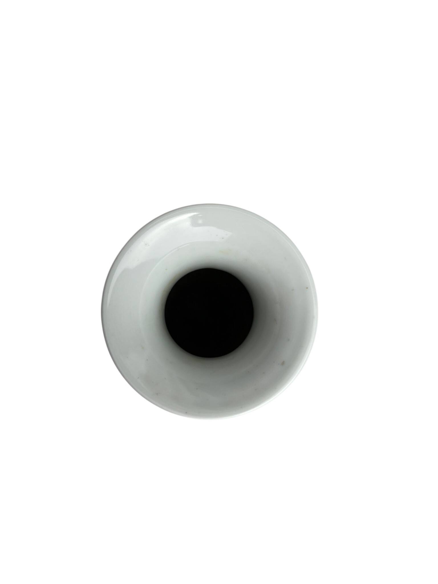 China, small porcelain vase from Jingdezhen with volatile decoration, 20th century.