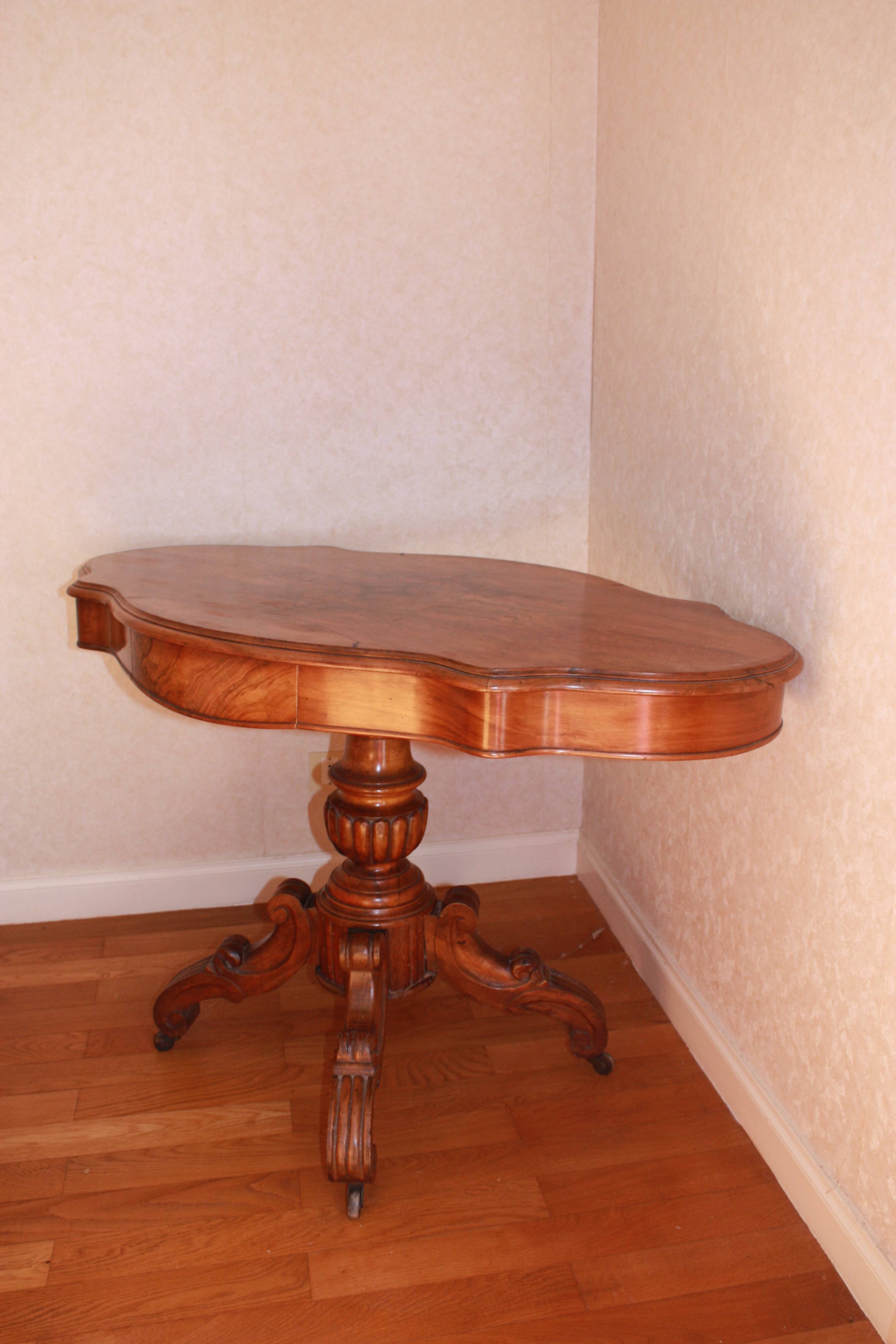 Large walnut guéridon with a sculpted base.