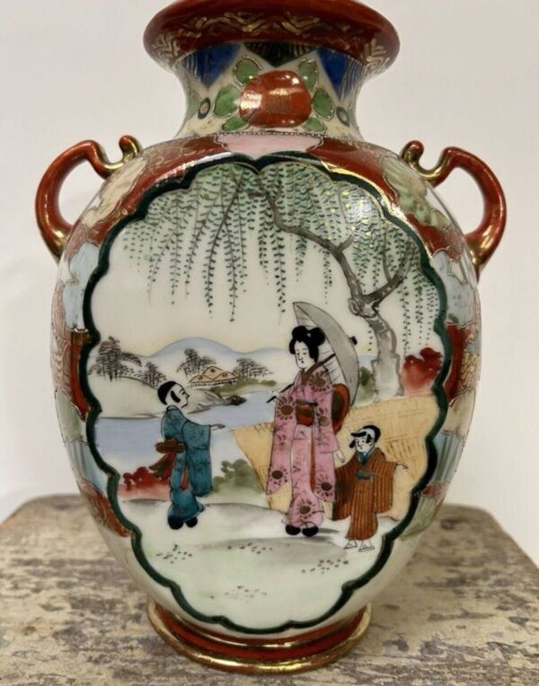 Vase japonais ancien amphore décor geisha émaillé rouge or signé