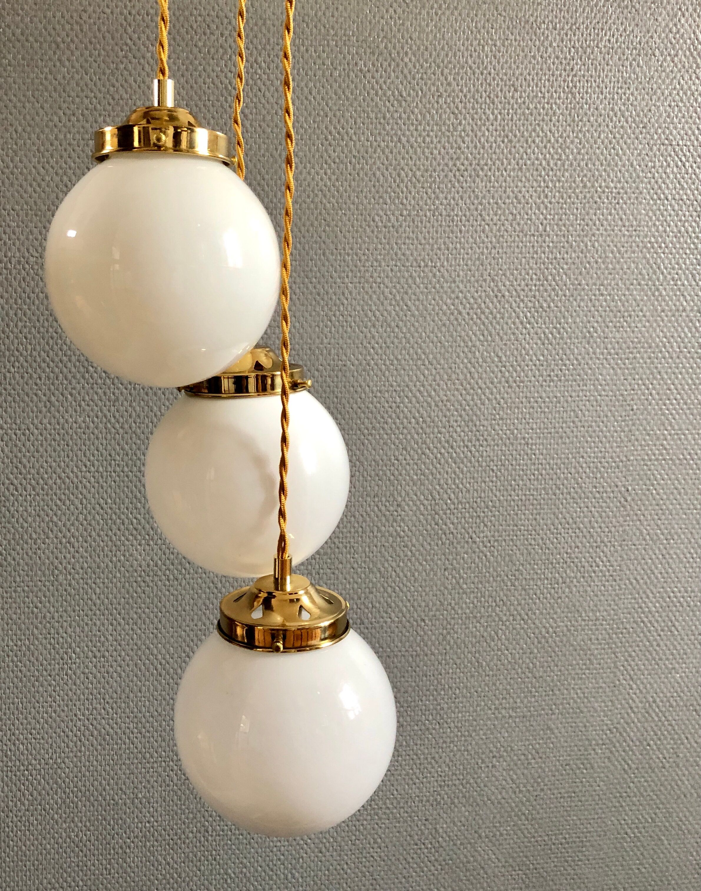 Suspension cascade trois feux globes vintage en opaline blanche