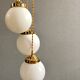 Suspension cascade trois feux globes vintage en opaline blanche