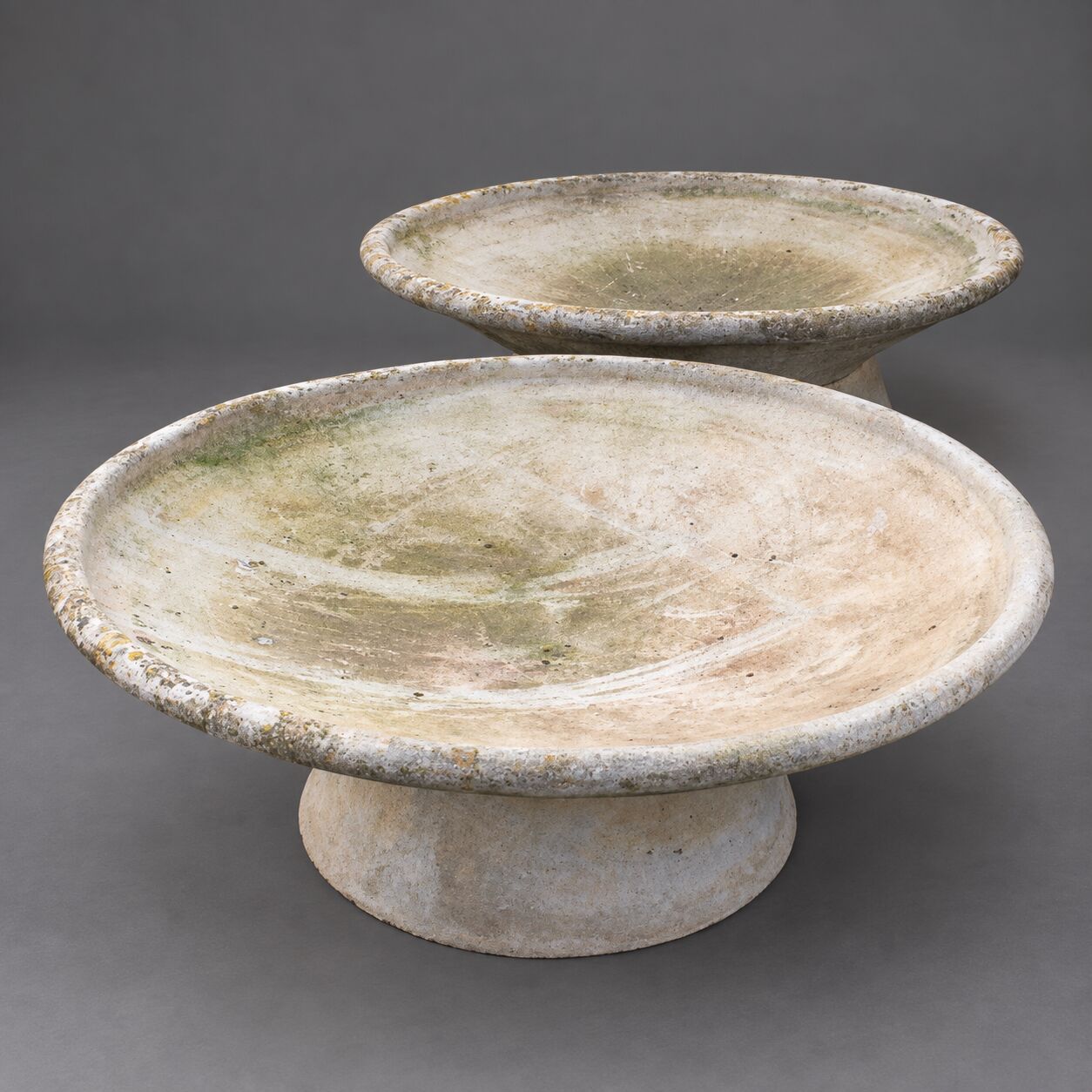 Willy Guhl for Eternit, pair of "Soucoupe" planters, model/size 97, Switzerland, circa 1960.
