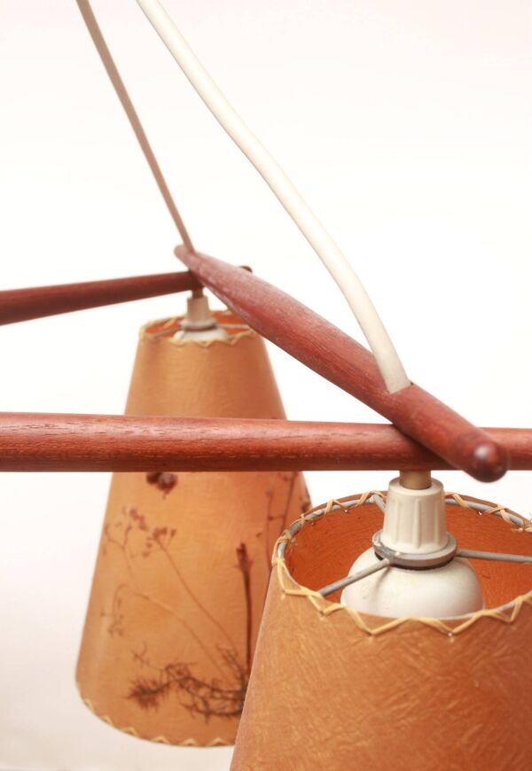 Lampe de plafond triangulaire des années 1950 en teck